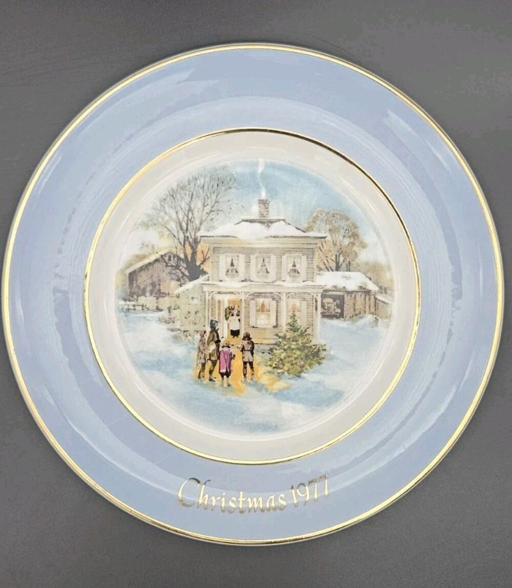 Avon 1977 Christmas Plate Carolers in the Snow Enoch Wedgwood England Fifth...